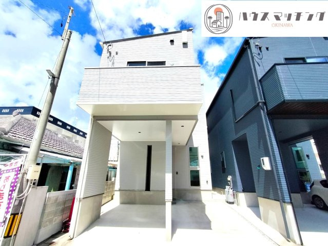 沖縄市諸見里戸建・Ａ棟の外観|小学校やスーパーが徒歩圏内にある便利な立地♪お洒落な室内は個性的なデザインで、子供もテンションUP！並列２台駐車可♪