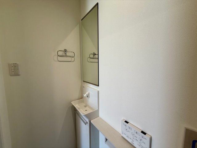 沖縄市諸見里戸建・Ａ棟のトイレ|１階トイレに設置された手洗い場