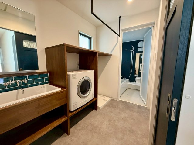 沖縄市諸見里戸建・Ａ棟の独立洗面台|洗面化粧台＆洗濯機置場から浴室への動線／換気窓＆物干し竿付き