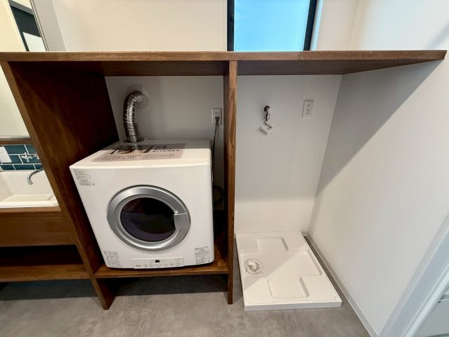 沖縄市諸見里戸建・Ａ棟の独立洗面台|洗濯機置場＆洗濯物を畳めるスペースも確保◎