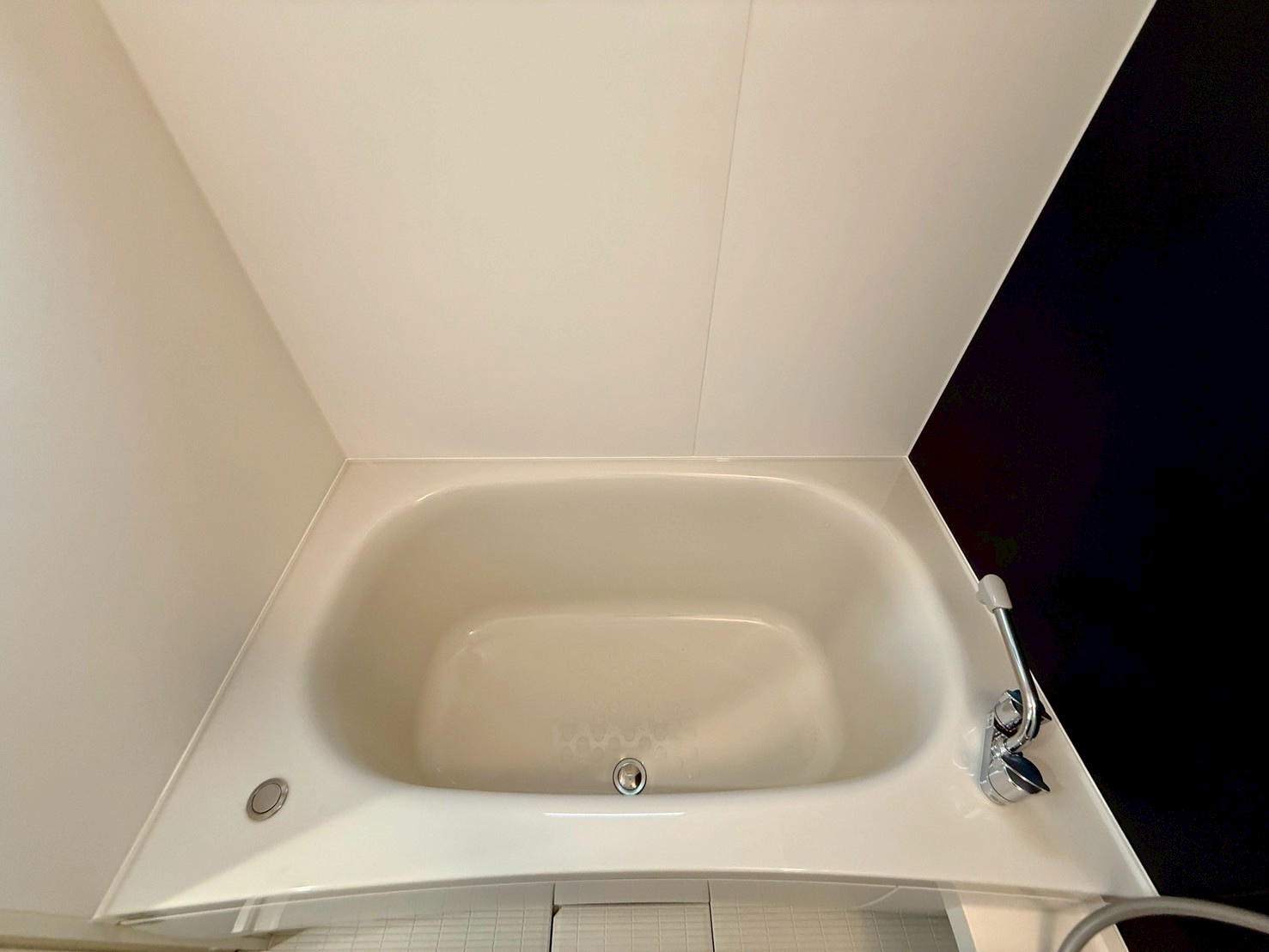 沖縄市諸見里戸建・Ａ棟の浴室|追い焚き機能付きバスタブ