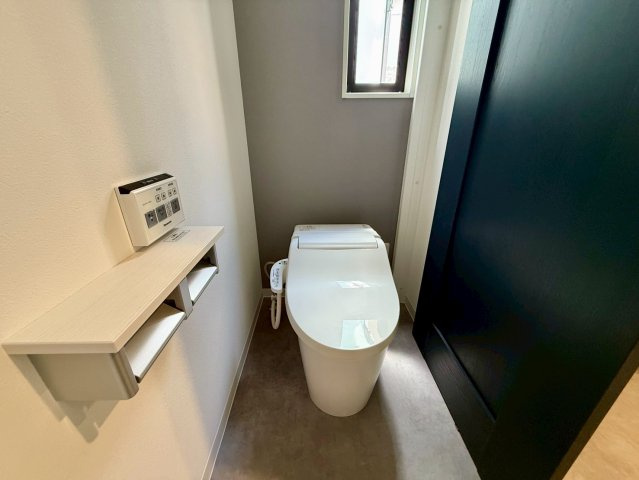 沖縄市諸見里戸建・Ａ棟のトイレ|２階トイレ・換気窓付き／温水洗浄便座／アクセントクロス