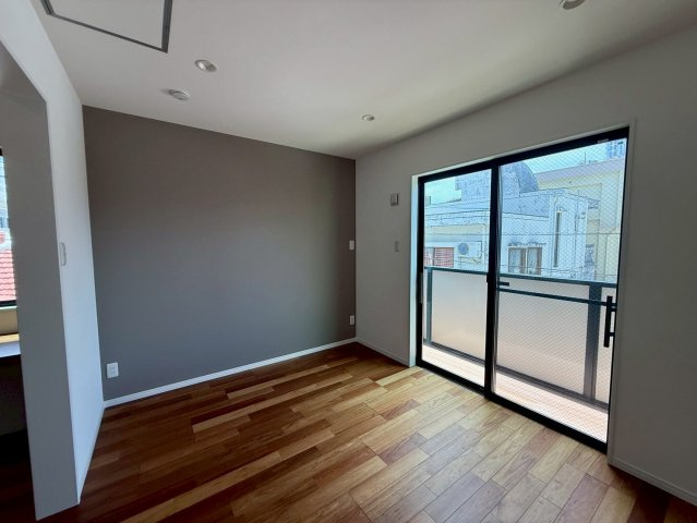 沖縄市諸見里戸建・Ａ棟の洋室|２階主寝室６帖・バルコニー出入口付き