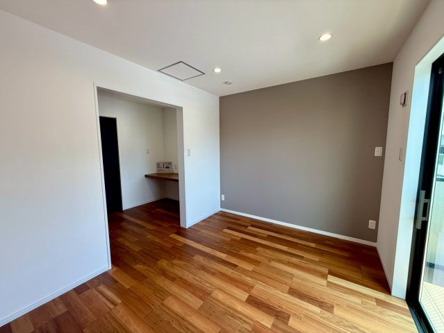 沖縄市諸見里戸建・Ａ棟の洋室|２階主寝室６帖・バルコニー出入口付き