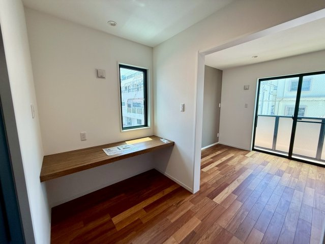 沖縄市諸見里戸建・Ａ棟の洋室|２階主寝室６帖に隣接する書斎・クローゼット＆カウンターテーブル付き