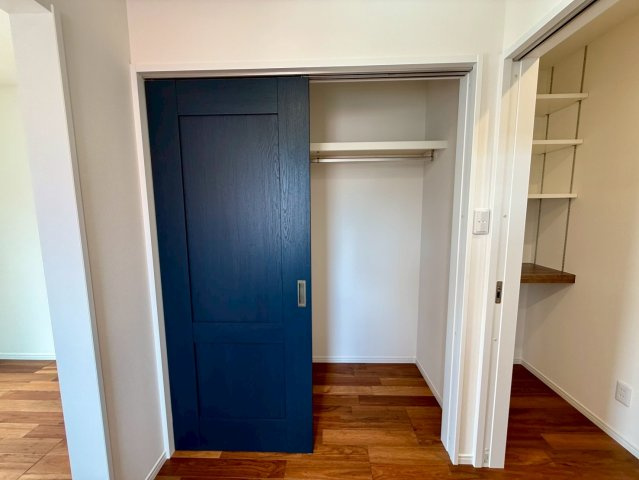 沖縄市諸見里戸建・Ａ棟の収納|２階主寝室６帖に隣接する書斎・クローゼット収納付き