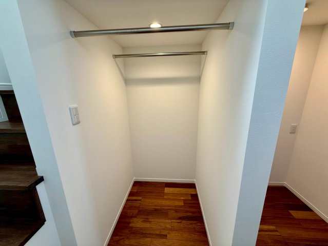 沖縄市諸見里戸建・Ａ棟の洋室|２階洋室４帖①クローゼットハンガー