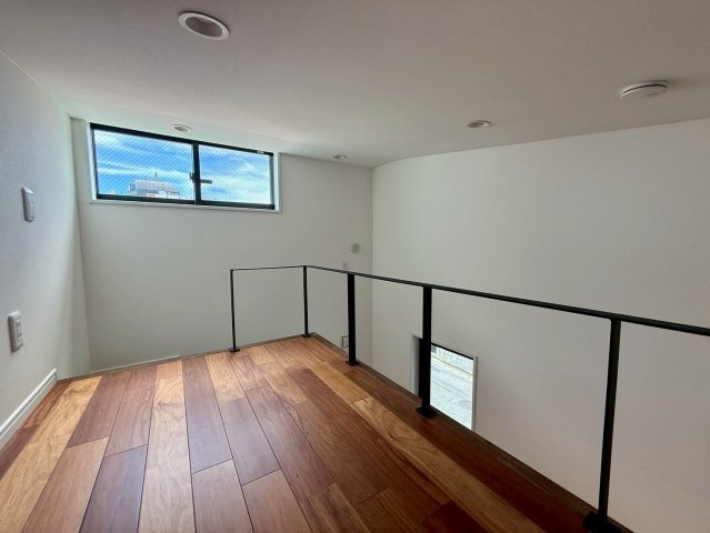 沖縄市諸見里戸建・Ａ棟の洋室|２階洋室４帖①ロフトスペース