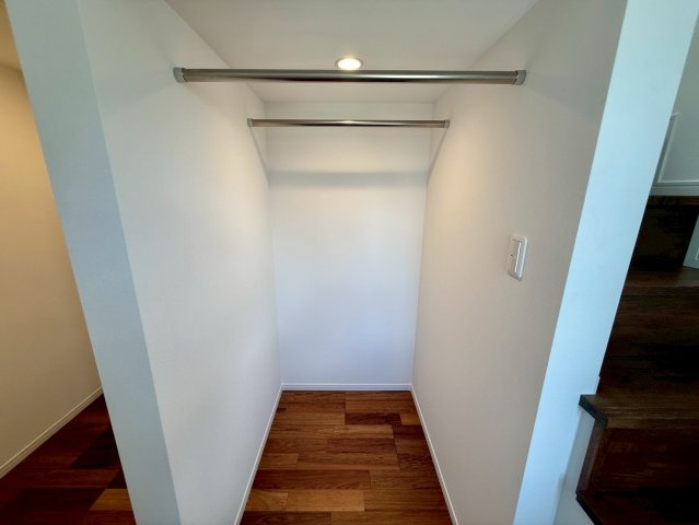 沖縄市諸見里戸建・Ａ棟の洋室|２階洋室４帖②クローゼットハンガー