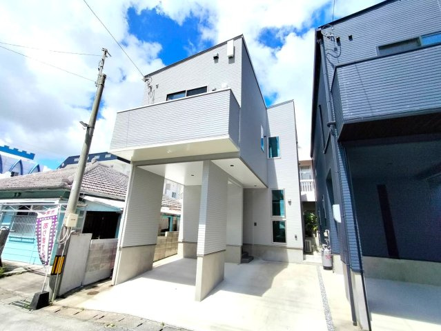 沖縄市諸見里戸建・Ａ棟のその他|並列２台駐車可能！お気軽にお問合せ下さい！