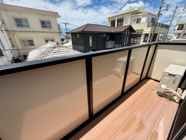 沖縄市諸見里戸建・Ａ棟のバルコニー|２階主寝室６帖から出入りできるバルコニー