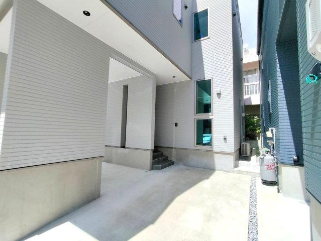 沖縄市諸見里戸建・Ａ棟のその他|置配スペースも確保できる玄関ポーチ