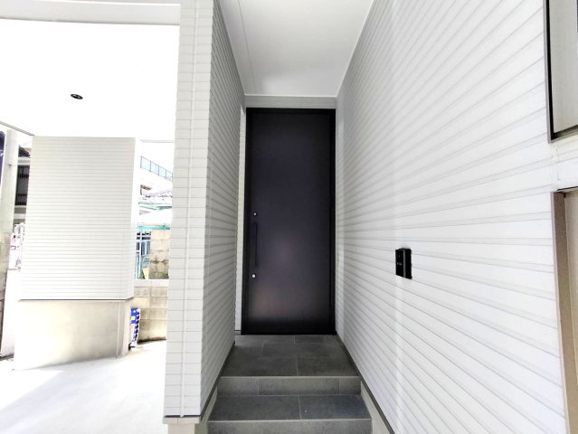 沖縄市諸見里戸建・Ａ棟の玄関|置配スペースも確保できる玄関ポーチ