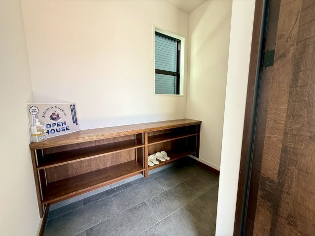 沖縄市諸見里戸建・Ａ棟の玄関|靴箱付き玄関／採光＆換気窓付き