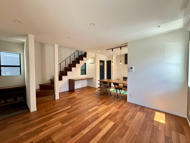 沖縄市諸見里戸建・Ａ棟の居間・リビング|広々としたLDK17.3帖／リビングイン階段