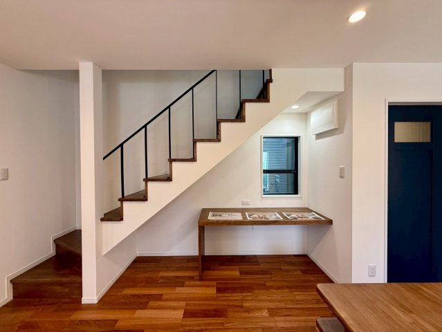 沖縄市諸見里戸建・Ａ棟の居間・リビング|広々としたLDK17.3帖／リビングイン階段