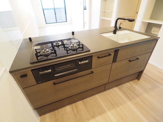 【キッチン】 | オカバ世田谷深沢ヘーベルメゾン | ３口ガスコンロ搭載、ガラス板採用！シースルーで開放的なキッチン！