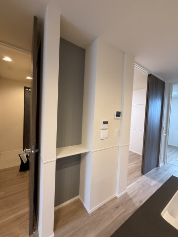 【内装】 | オカバ世田谷深沢ヘーベルメゾン | アクセントクロスを施した造作棚