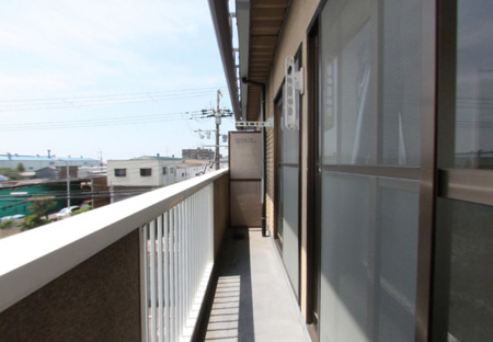 P&Kマンションのバルコニー|開放的で明るい空間を演出してくれるバルコニーです
