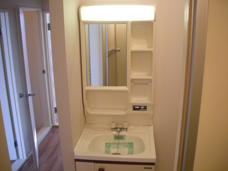 P&Kマンションの独立洗面台|独立洗面台、小物を置くことができて便利です