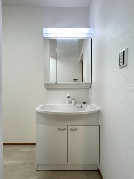 西条市北条664-4　中古住宅の独立洗面台