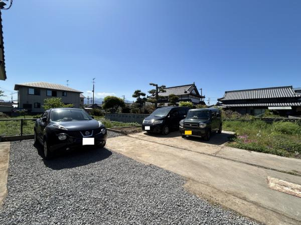 西条市北条664-4　中古住宅の駐車場