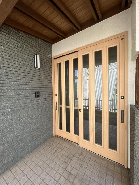 西条市北条664-4　中古住宅の玄関