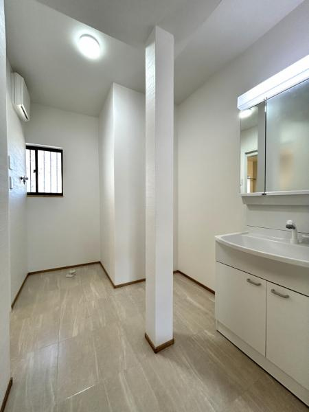 西条市北条664-4　中古住宅の独立洗面台