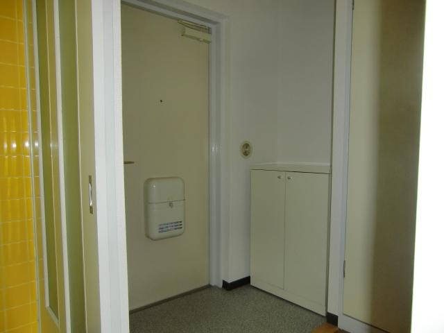 さいたま市大宮区天沼町１丁目の賃貸マンションの玄関|収納もある玄関です