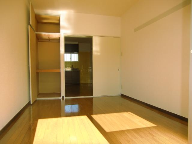 さいたま市大宮区天沼町１丁目の賃貸マンションの居間・リビング|ゆったりとした居間です