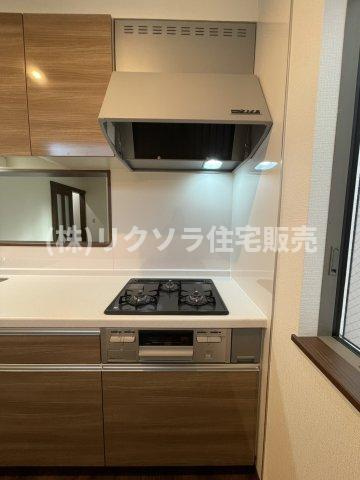 仁和寺町　未入居一戸建ての設備|ビルトイン三口コンロ付き
■物件内覧・資金計画相談・住宅ローン相談、リフォーム相談、お問合せ受付中■
※当日・翌日のご内覧、ご相談はお電話でのお問合せがスムーズです！