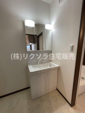 仁和寺町　未入居一戸建ての独立洗面台|三面鏡付き独立洗面台
■物件内覧・資金計画相談・住宅ローン相談、リフォーム相談、お問合せ受付中■
※当日・翌日のご内覧、ご相談はお電話でのお問合せがスムーズです！