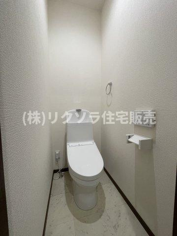 仁和寺町　未入居一戸建てのトイレ|温水洗浄便座付き
■物件内覧・資金計画相談・住宅ローン相談、リフォーム相談、お問合せ受付中■
※当日・翌日のご内覧、ご相談はお電話でのお問合せがスムーズです！