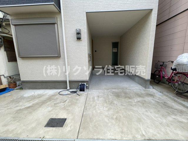 仁和寺町　未入居一戸建ての駐車場|2台駐車可能（車種による）
■物件内覧・資金計画相談・住宅ローン相談、リフォーム相談、お問合せ受付中■
※当日・翌日のご内覧、ご相談はお電話でのお問合せがスムーズです！