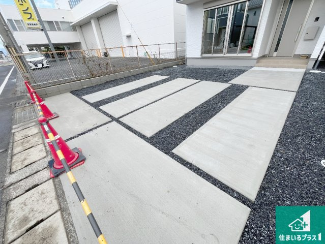 栗東市小柿　第2期　新築一戸建ての駐車場|並列2台駐車可能！ゆとりの駐車スペースで車庫入れもスムーズ！