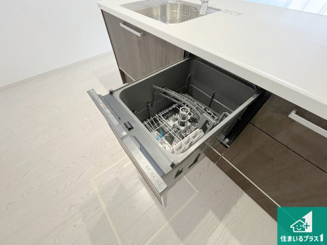 栗東市小柿　第2期　新築一戸建ての設備|食事後の一仕事、食器洗いをボタン一つでお任せできちゃいます！場所を取らないビルトイン式なので、お料理スペースもしっかり確保！