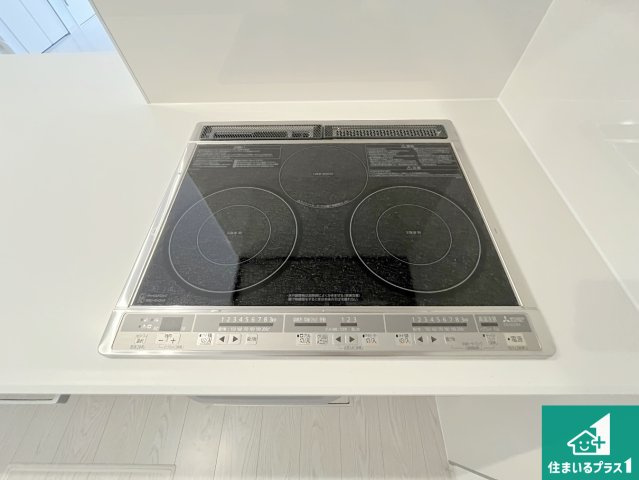 栗東市小柿　第2期　新築一戸建ての設備|火を使わないので、安心なＩＨコンロ！でこぼこが無い構造なので、掃除もしやすく清潔に保てます！