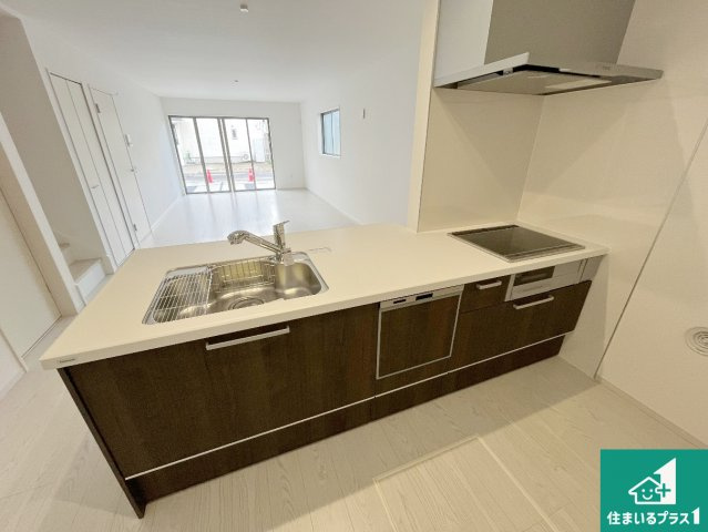 栗東市小柿　第2期　新築一戸建てのキッチン|明るいリビングで朝の目覚めもスッキリできそう！対面キッチンでご家族のコミュニケーションも自然と増える設計！小さなお子様が遊ぶスペースを作っても広々とくつろげるLDK！