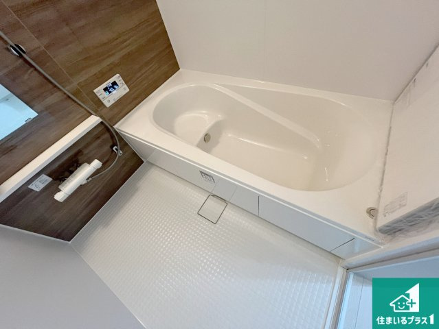 栗東市小柿　第2期　新築一戸建ての浴室|足をゆったり伸ばして寛げる浴槽です。浴室乾燥機も設置しているので、雨の日の洗濯物も安心です♪