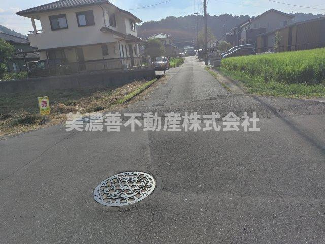 ６５８３９　岐阜市粟野西６丁目土地の前面道路含む現地写真