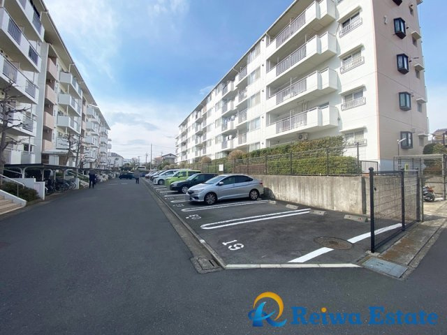 ライトタウン茅ヶ崎4号棟の駐車場