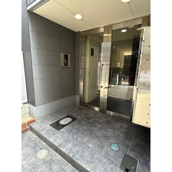 大阪市東成区中本２丁目の事務所のエントランス