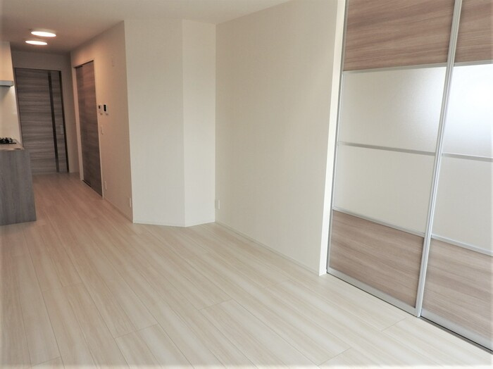 泉大津市式内町のハイツの洋室|落ち着いた色調の洋室です