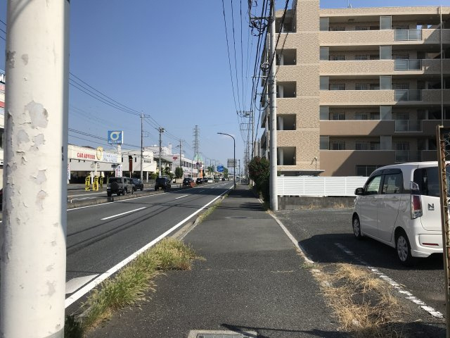 住宅、店舗、事務所、併用住宅も検討可能な売地の前面道路含む現地写真