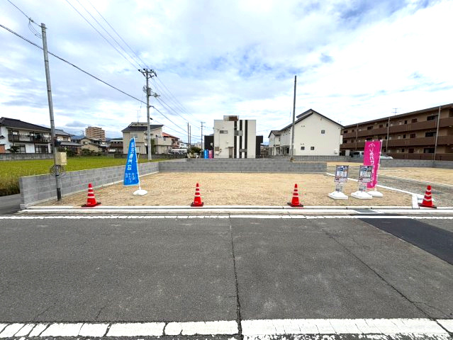 LAVIE居相2501A　新築分譲戸建　松山市居相5丁目の前面道路含む現地写真|前面道路含む現地写真です