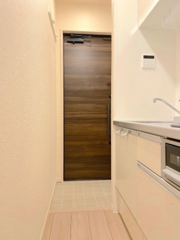 クレール藤沢Ⅱの玄関|玄関脇には鏡付きのシューズボックスがあります！