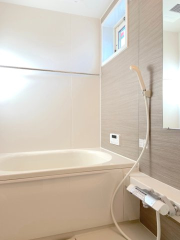クレール藤沢Ⅱの浴室|浴室には窓・追い炊き機能付き！