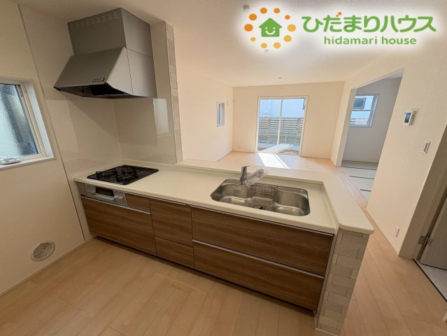 熊谷市宮本町第2　新築一戸建て　リーブルガーデン　02のキッチン|対面式キッチンなのでリビングが見渡せて安心！
お料理を作りながら会話もできるので寂しくなってしまうこともなし"(-""-)"