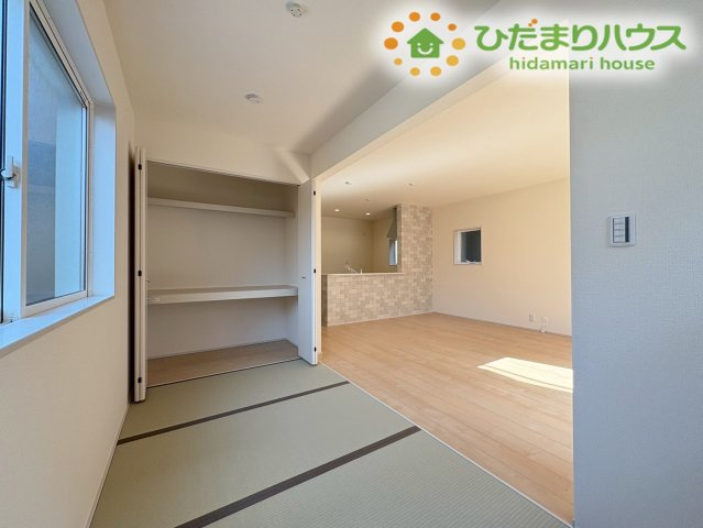 熊谷市宮本町第2　新築一戸建て　リーブルガーデン　02の和室|リビングには畳コーナーが隣接しているので、
家事や育児スペースとして利用しても◎