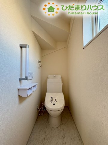 熊谷市宮本町第2　新築一戸建て　リーブルガーデン　02のトイレ|小窓付きなのでおトイレも明るい空間となっております！